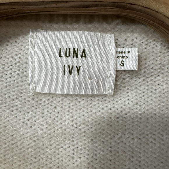 Luna Ivy Women's Size Small Ivory 3D Bows Knit Sweater Cardigan Pearl Button NWT - Picture 4 of 5